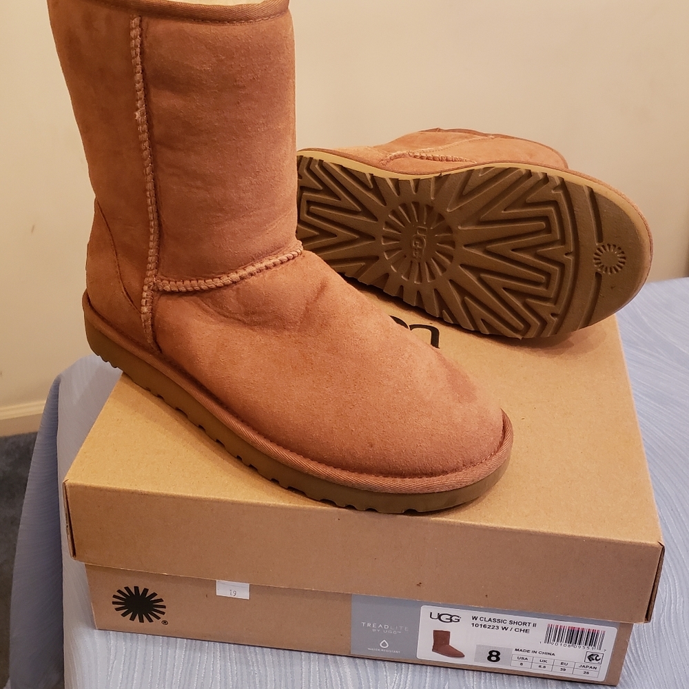 NWOT....UGGS WOMENS CLASSIC SHORT BOOTS ...